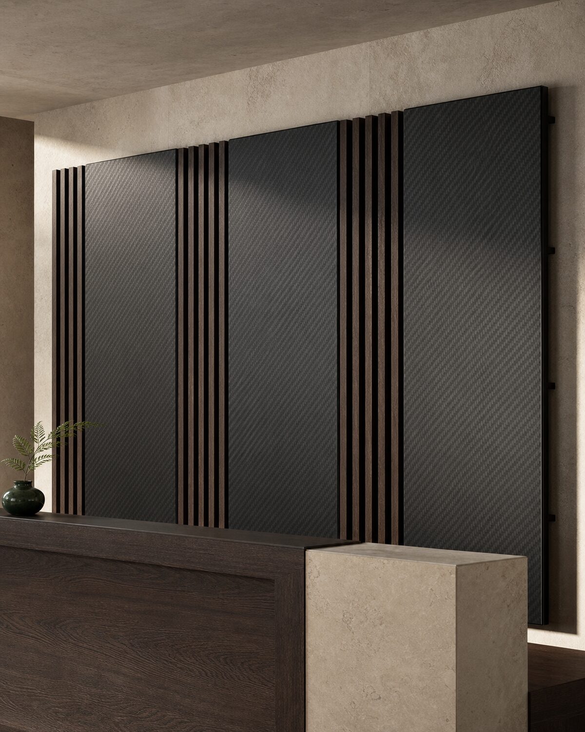 Panel decorativo de fibra de carbono combinado con listones de madera en una recepción contemporánea.