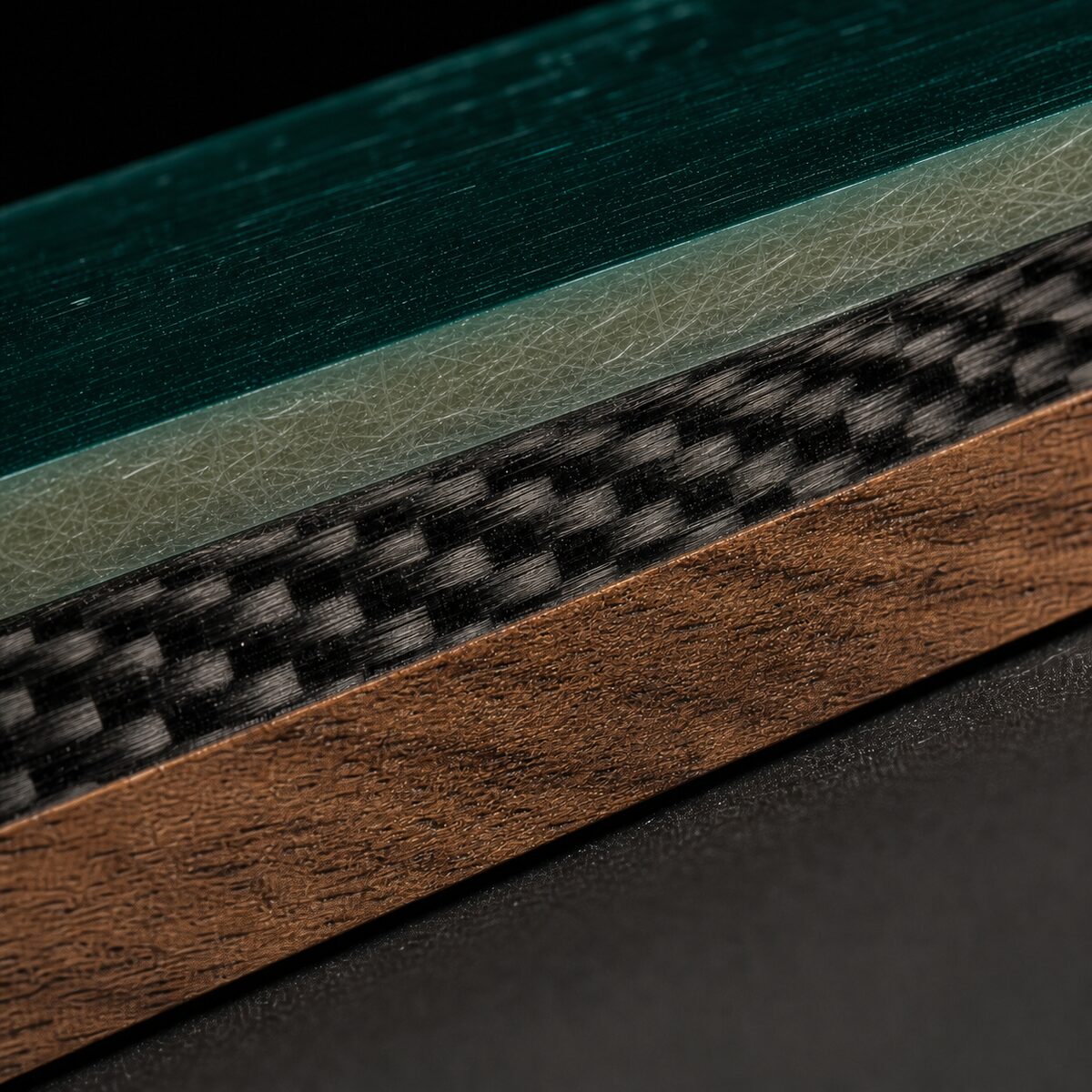 Capas de fibra, resina translúcida, madera y pigmento verde vistas en macro.